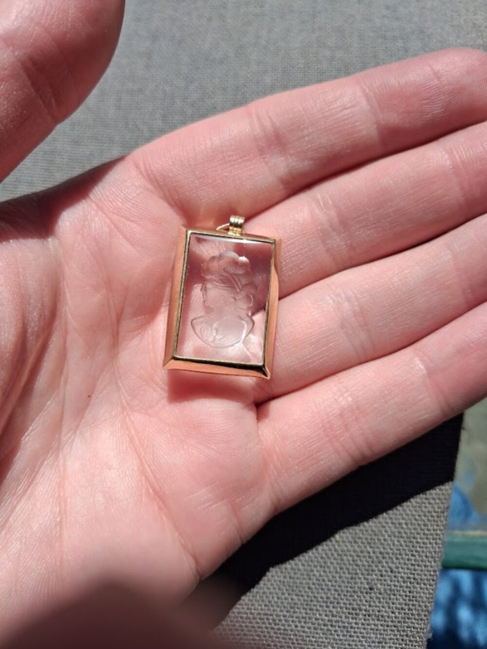 Glass Cameo pendant - Picture 3 of 3